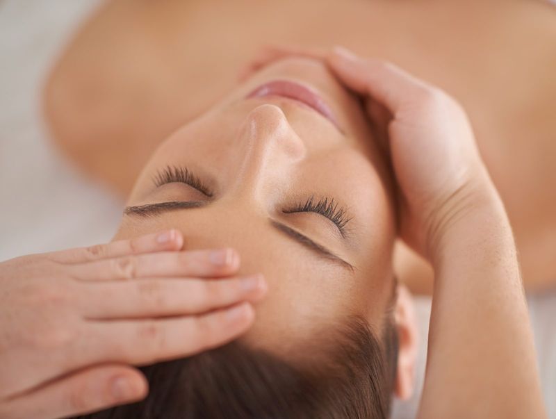 Relaxing Reiki treatment at the yoga wellness retreat on Sark